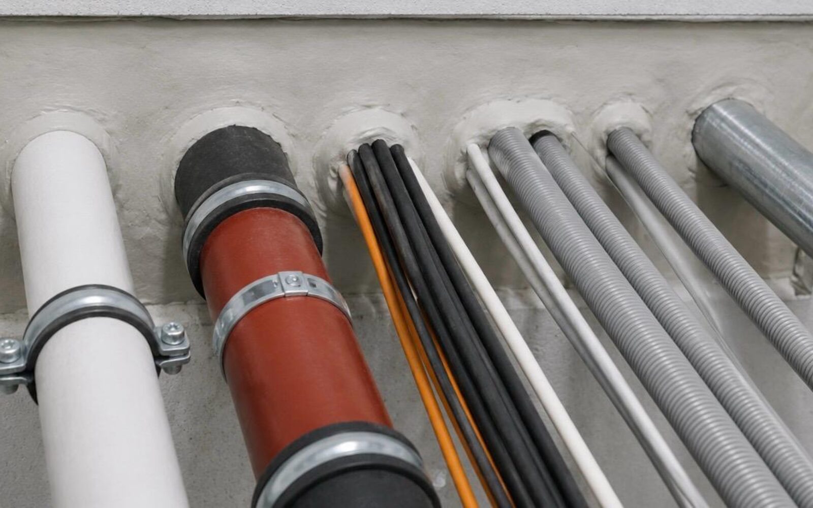 Brandabschottung an Kabel-, Rohr- und Leitungsdurchführungen