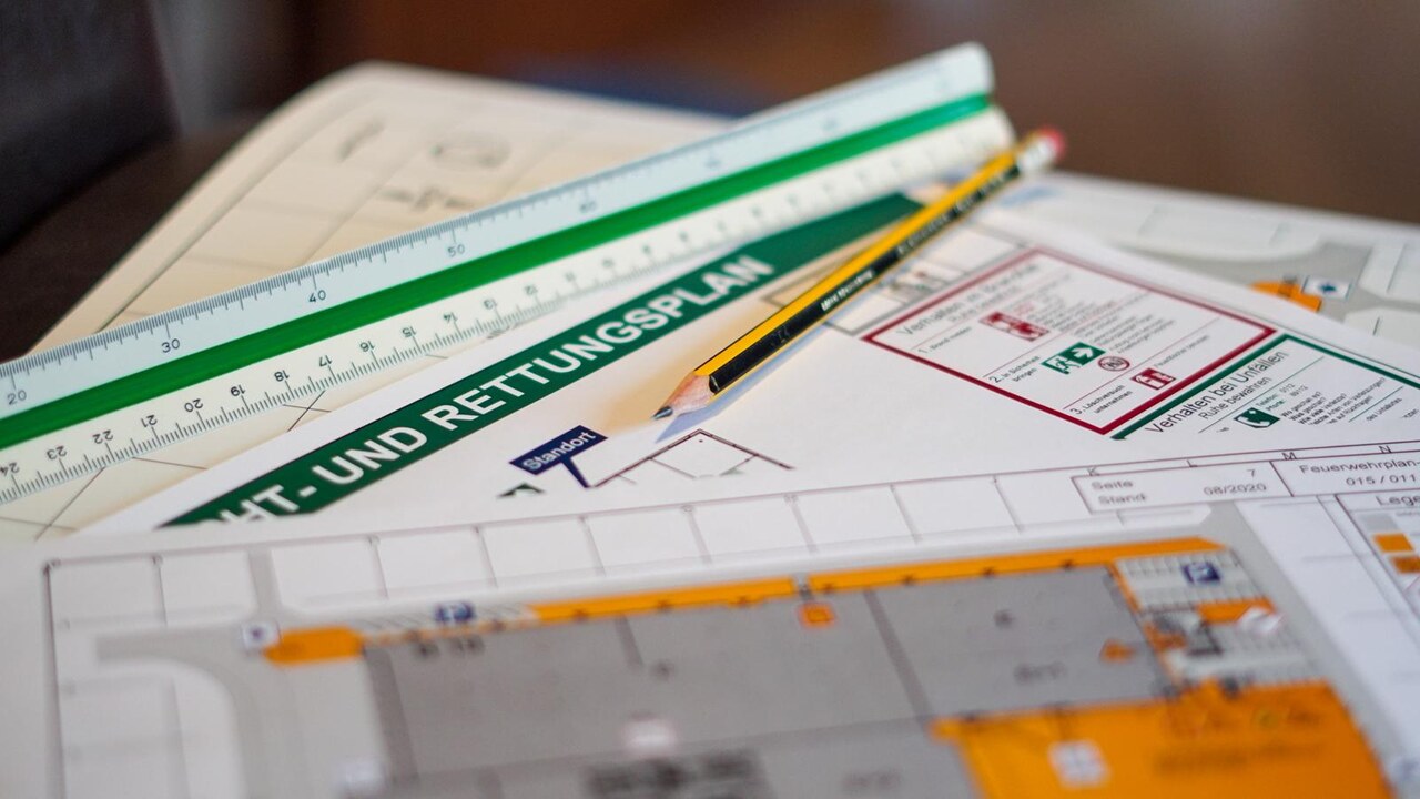 Brandschutztechnische Ausstattung im Gebäude – Bezug zu Plänen und Fluchtwegen