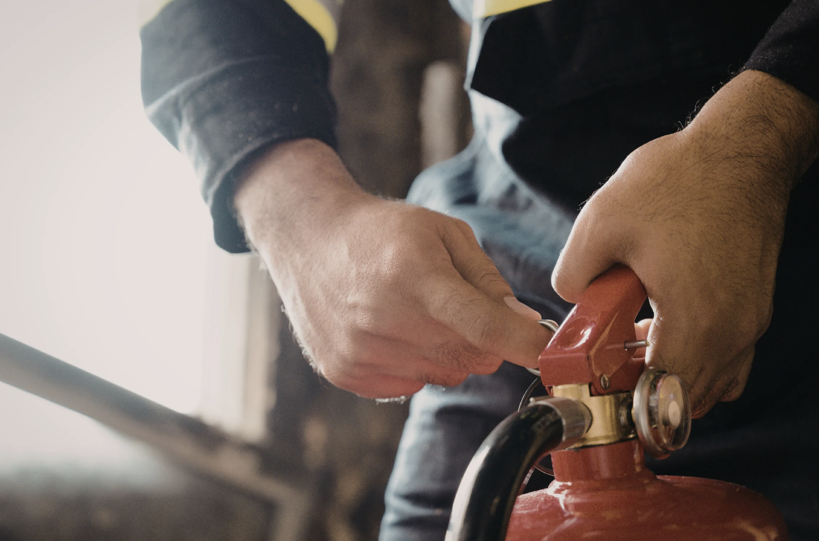 Brandschutzunterweisung: praktische Übung mit Feuerlöschern im Außenbereich