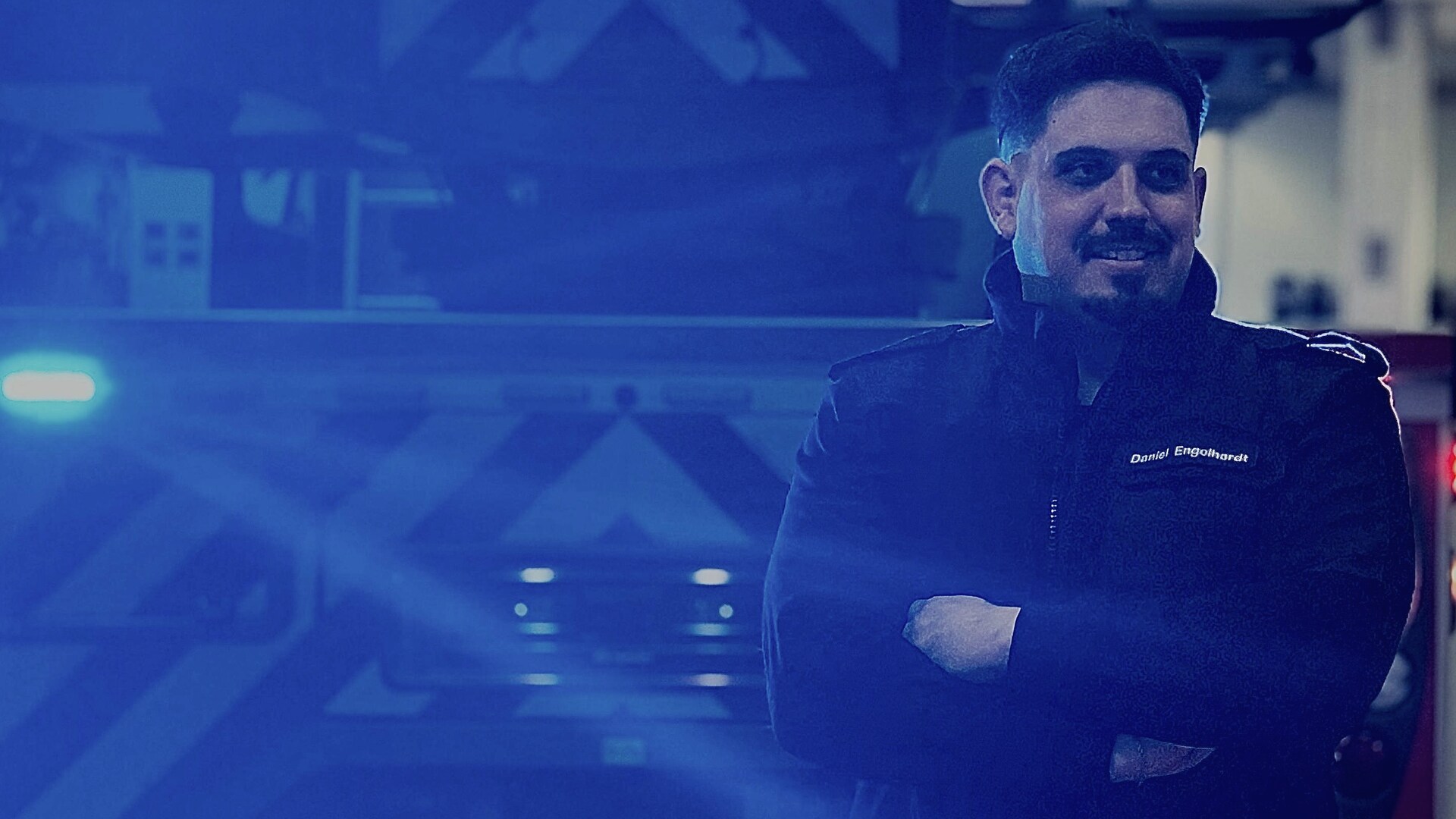 Daniel Engelhardt in Feuerwehr-Schutzkleidung mit Helm